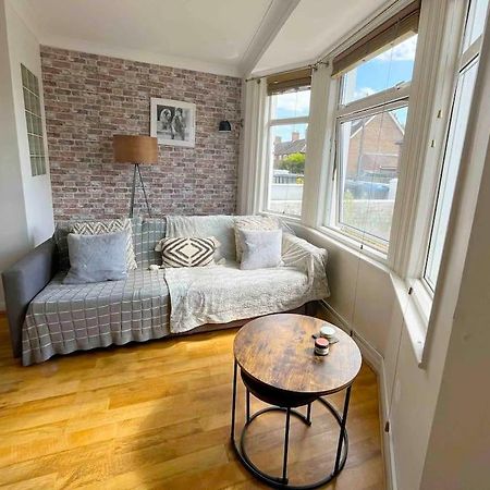 Cosy Flat In Burgess Hill, Sussex Apartment Bagian luar foto